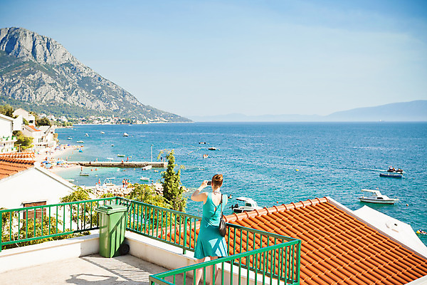 포토 JPG 해외이미지 나무 전통 바다 섬 여행 자연 지붕 휴가 산 주택 한명 풍경 초록색 물 여름 파란색 햇빛 수영 산책로 도시 만 보트 역사 지중해 암초 모터보트 크로아티아 스카이라인 구시가지 터키석 해외202004 해외포토 자연요소 식물 1 계절 유럽 길 컬러 배_교통 사람 건물 태양 수상스포츠 보석 생태계 파일형식 이미지허브