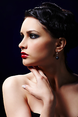 포토 JPG 해외이미지 백인 모델 헤어스타일 손 여자 유럽 얼굴 포즈 신체 갈색머리 건강 한명 사람 파란색 유행 화장품 흰색 신선 화려 우아함 피부 어깨 피부관리 돌봄 스타일 해외202004 해외포토 서양인 1 나라 컬러 컨셉 모션 신체부위 뷰티 파일형식 이미지허브