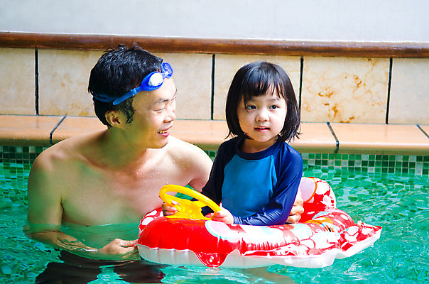 포토 JPG 해외이미지 행복 어린이 장난 가족 놀이 휴가 휴식 건강 웃음 동양인 두명 물 수영 기쁨 아빠 해외202004 해외포토 자연요소 감정 컨셉 관계 표정 사람 인종 수상스포츠 파일형식 이미지허브