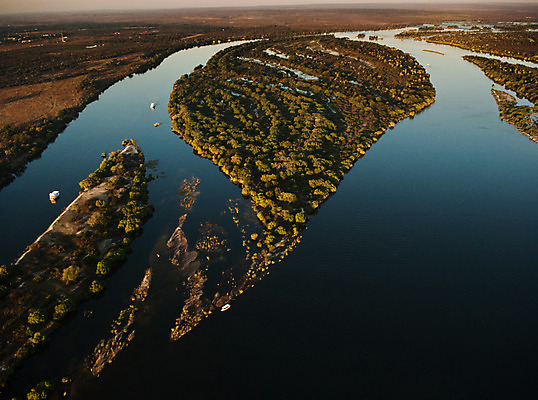 포토 JPG 해외이미지 섬 아프리카 자연 하늘 안테나 풍경 사람없음 야외 초록색 물 강 봄 흐름 안개 가을 신선 개울 황무지 헬리콥터 숲 사파리 순수 상쾌 내추럴 잠비아 수평선 해외202004 해외포토 자연요소 계절 감정 나라 컬러 컨셉 통신 날씨 비행기 생태계 파일형식 이미지허브