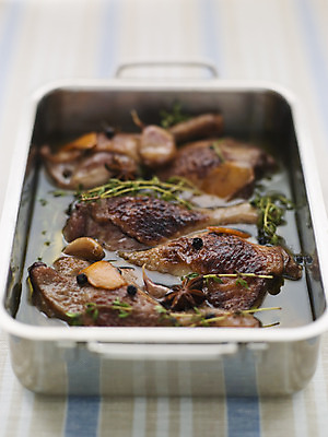 포토 JPG 해외이미지 음식 오렌지 재료 오리 쟁반 마늘 요리 사람없음 세로 식사 저녁식사 프랑스 양념 허브 레시피 후추 로즈메리 프랑스어 백리향 향나무 해외202004 해외포토 나무 식물 문자 유럽 채소 과일 조류 향신료 파일형식 이미지허브