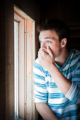 포토 JPG 해외이미지 백인 1 응시 남자 감정 얼굴 창문 주택 실내 한명 서기 사람 성인 야외 내부 기댐 놀람 흰색 표현 관찰 재산 손목시계 싱글 감시 충격 스파이 진짜 혼자 해외202004 해외포토 서양인 시선 시계 컬러 장신구 모션 표정 건물 신체부위 금융 파일형식 이미지허브