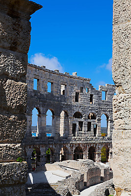 포토 JPG 해외이미지 유럽 벽 건축양식 하늘 벽돌 거리 아파트 주택 항해 사람없음 건물 파란색 도시풍경 이탈리아 손상 골동품 조약돌 바위 도시 중세 역사 가난 좁은 크로아티아 셔터 빈민가 옛날 콘크리트 해외202004 해외포토 건축물 건축 나라 컬러 컨셉 배_교통 풍경 돌_바위 파일형식 이미지허브