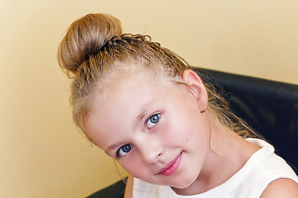 포토 JPG 해외이미지 백인 여학생 유럽 어린이 한명 파란색 금발 흰색 9 8 6 7 해외202004 해외포토 서양인 1 학생 헤어스타일 여자 나라 컬러 사람 숫자 파일형식 이미지허브