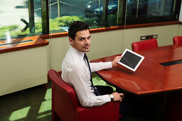 포토 JPG 해외이미지 백인 직업 응시 남자 인터넷 비즈니스 CEO 텍스트 성공 노동자 세포 실내 한명 사람 앉기 정장 성인 스마트폰 컴퓨터 사무실 유행 업무 비즈니스맨 자신감 종업원 전화기 경영자 온라인 주인 변호사 경영 유일 표현성 해외202004 해외포토 서양인 1 시선 옷 감정 컨셉 모션 내부 전자제품 핸드폰 스마트기기 작업 직장인 리더 파일형식 이미지허브