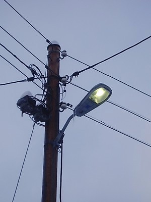 포토 JPG 해외이미지 도로 가로등 전구 하늘 조명 거리 서기 사람없음 빛 노란색 금속 힘 회색 에너지 램프 전화기 오브젝트 철사 돛대 평행 철강 해외202004 해외포토 공공시설 길 컬러 교통시설 모션 재질 파일형식 이미지허브