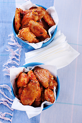 포토 JPG 해외이미지 실내 사람없음 하이앵글 양념치킨 담기 파란배경 닭날개 미국음식 해외202004 버팔로윙 해외포토 뷰포인트 백그라운드 모션 서양음식 내부 파란색 치킨 닭고기 파일형식 이미지허브