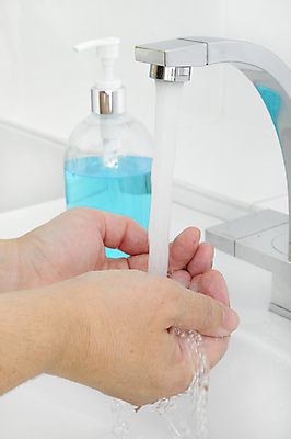 포토 JPG 해외이미지 손가락 관리 사람없음 물 목욕 흐름 욕실 떨어짐 위생 씻기 빨래 청소 비누 위생관리 해외202004 해외포토 자연요소 손 컨셉 가사 위생용품 청결 파일형식 이미지허브