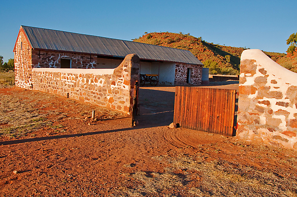 포토 JPG 해외이미지 산업 선 풍경 사람없음 야외 빨간색 사막 역 호주 땅 영토 구식 옛날 오지 해외202004 해외포토 컬러 교통시설 오세아니아 파일형식 이미지허브