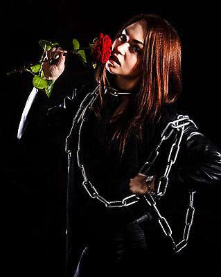 포토 JPG 해외이미지 백인 모델 여자 꽃 백그라운드 열쇠 사랑 한명 미소 빨간색 빛 장미 갈색 유행 금속 검은색 어둠 힘 재킷 회색 자유 흰색 은색 가죽 만족 꽃봉오리 냄새 고립 철강 스타일 해외202004 해외포토 서양인 식물 1 감정 컬러 컨셉 재질 표정 사람 외투 파일형식 이미지허브