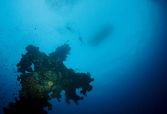 포토 JPG 해외이미지 실루엣 바다 표면 사람 사람없음 두명 물 일본 수중 수영 보트 산호 잠수부 다이빙 태평양 암초 석호 돛대 소금물 조난 해외202004 해외포토 자연요소 아시아 배_교통 촬영기법 수상스포츠 자포동물 전문직 수중스포츠 파일형식 이미지허브