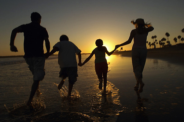 포토 JPG 해외이미지 전신 백인 계절 여자 남자 딸 아들 어린이 여행 가족 관계 엄마 휴가 함께함 사람 소년 여러명 청년 성인 취미 해변 야외 뒷모습 10대 물 부모 임산부 육아 자녀 아빠 주말 동맹 통일 정확 해외202004 해외포토 자연요소 서양인 바다 뷰포인트 다수 컨셉 청소년 임신 파일형식 이미지허브