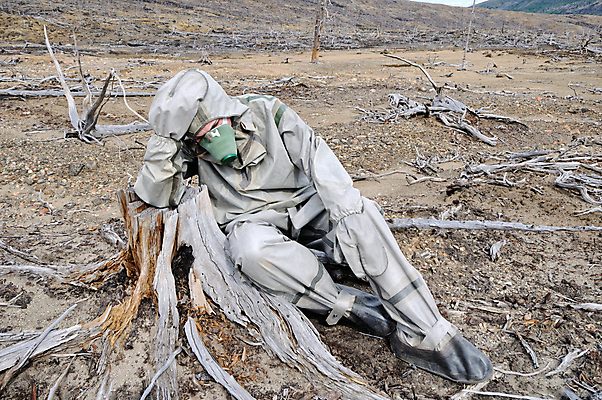 포토 JPG 해외이미지 나무 식물 장갑 유니폼 자연 건조 가면 한명 사람 정장 야외 목재 환경 회색 죽음 보호 숲 위험 부식 뿌리 가뭄 생태학 화학물질 해외202004 해외포토 1 잡화 옷 교육 컬러 컨셉 재료 날씨 화학 생태계 파일형식 이미지허브