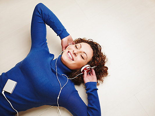 포토 JPG 해외이미지 백인 여자 행복 음악 이어폰 노래 가정 청소년 휴식 바닥 주택 갈색머리 실내 한명 사람 20대 성인 취미 목재 캐주얼 30대 파란색 하이앵글 쌓기 우주 헤드폰 소리 듣기 MP3 거짓말 저지 성인여자만 카피스페이스 해외202004 해외포토 서양인 나무 1 헤어스타일 옷 감정 뷰포인트 컬러 음향기기 컨셉 재료 모션 문화예술 청년 내부 건물 장년 전자제품 공백 여자만 성인만 파일형식 이미지허브