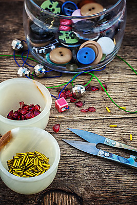 포토 JPG 해외이미지 줄 목걸이 공 팔찌 미술 취미 사람없음 목재 장식 세트 유행 수확 공구 직물 화려 실 수리 바느질 보석 구슬 복고 땀 만들기 실타래 자수 수공예 얼레 재단 옛날 필라멘트 핸드메이드 스타일 세련 해외202004 해외포토 나무 컨셉 농업 재료 장신구 모션 문화예술 도구 광석 공예 파일형식 이미지허브