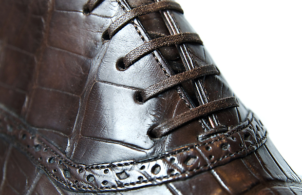 포토 JPG 해외이미지 디자인 드레스 남자 백그라운드 신발 사람없음 옆모습 빛 쇼핑 갈색 유행 상점 흰색 우아함 구매 가죽 고객 묘사 만족 고립 양발 스타일 해외202004 해외포토 옷 감정 뷰포인트 컬러 컨셉 사람 파일형식 이미지허브