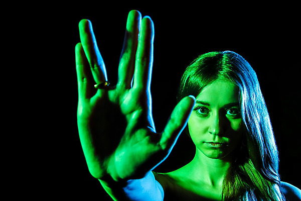 포토 JPG 해외이미지 백인 모델 손 여자 감정 얼굴 포즈 백그라운드 컨셉 2 손가락 손바닥 한명 사람 초록색 파란색 컬러풀 우주 검은색 어둠 외계인 흰색 표현 인사 4 사인 상승 UFO 경례 환영 팔 빛망울 고립 더블 해외202004 해외포토 서양인 1 컬러 신체부위 빛 숫자 미확인물체 예절 파일형식 이미지허브