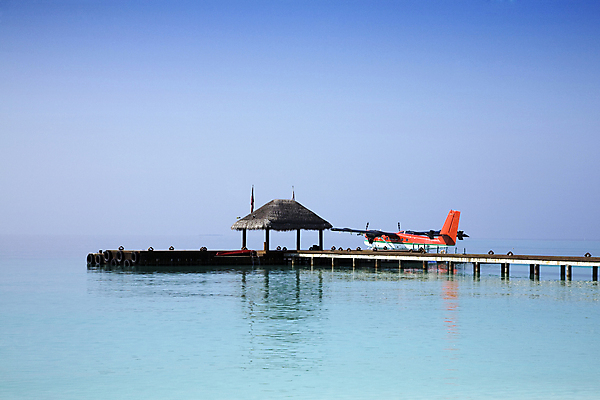포토 JPG 해외이미지 바다 여행 날개 교통시설 하늘 비행기 안테나 사람없음 물 파란색 흰색 쌍둥이 항공 프로펠러 엔진 모터 대패 착륙 수평선 해외202004 해외포토 자연요소 컬러 교통 통신 가족 항공교통 대중교통 시설 파일형식 이미지허브