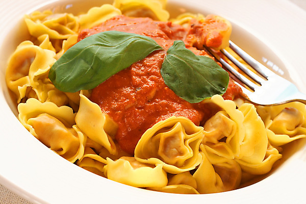 포토 JPG 해외이미지 전통 접시 음식 포크 잎 다이어트 토마토 탁자 파스타 건강 요리 사람없음 초록색 계란 식사 저녁식사 이탈리아 펼침 흰색 신선 고명 조미료 사발 맛 작음 먹기 허브 가득함 크림 유기농 매움 냅킨 바질 점심식사 라비올리 볼로냐 삶기 입가심 짠맛 해외202004 해외포토 식물 식기 웰빙 유럽 컬러 가구 컨셉 채소 모션 서양음식 알 사기그릇 크기 향미료 파일형식 이미지허브