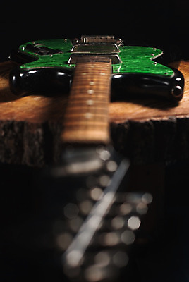 포토 JPG 해외이미지 줄 음악 노래 바닥 사람없음 검은색 소리 방 기구 기타 숲 롤 뮤지컬 블루스 해외202004 해외포토 컬러 현악기 문화예술 파일형식 이미지허브