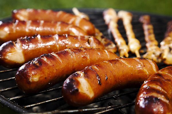 포토 JPG 해외이미지 주간 육류 요리 근접촬영 사람없음 야외 아웃포커스 파티 정원 소시지 그릴 바비큐 굽기 소시지구이 해외202004 해외포토 자연요소 음식 뷰포인트 식재료 주방용품 촬영기법 이벤트 가공식품 구이 파일형식 이미지허브