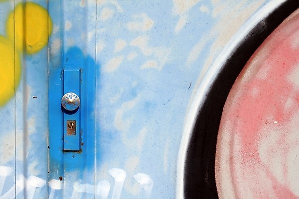 포토 JPG 해외이미지 백그라운드 곡선 추상 독일 손잡이 미술 사람없음 빨간색 파란색 컬러풀 노란색 문 금속 페인트 도시 원형 그리기 그래피티 철 묘사 잠금 문고리 그런지 함부르크 해외202004 해외포토 도형 유럽 선 컬러 무늬 모션 재질 문화예술 낙서 그림 보안 파일형식 이미지허브