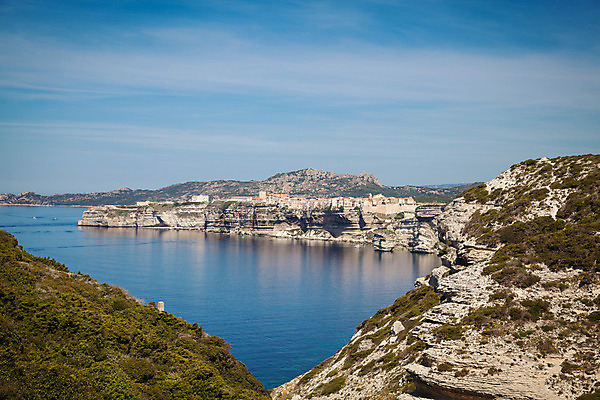 포토 JPG 해외이미지 캐릭터 유럽 모래 바다 자연 하늘 휴가 주택 풍경 사람없음 물 파란색 마을 어둠 프랑스 바위 흰색 저녁 땅 지중해 내추럴 코르시카 해외202004 해외포토 자연요소 나라 컬러 섬 건물 돌_바위 야간 생태계 파일형식 이미지허브