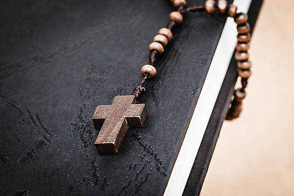 포토 JPG 해외이미지 전통 기독교 종교 줄 십자가 목걸이 부활절 사람없음 목재 책 빨간색 스터디 독서 갈색 검은색 성경 덮개 기도 예수 영혼 황금 닫기 작음 가죽 심볼 묘사 심플 신성 신앙심 옛날 팬던트 해외202004 해외포토 나무 기념일 컬러 재료 장신구 종교용품 모션 학습 뚜껑 신_종교 크기 파일형식 이미지허브