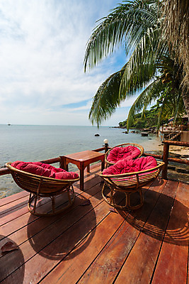 포토 JPG 해외이미지 나무 식물 외관 아시아 바다 섬 여행 잎 의자 자연 탁자 하늘 호텔 휴가 휴식 손바닥 동양인 사람없음 야외 목재 빨간색 물 파란색 식당 식사 저녁식사 카페 흰색 바 휴게실 고급 휴양지 캄보디아 지역 해외202004 해외포토 자연요소 손 나라 컬러 가구 컨셉 재료 숙소 인종 상점 장소 생태계 파일형식 이미지허브