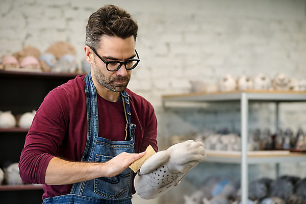 포토 JPG 해외이미지 전통 손 디자인 남자 안경 조각 컨셉 비즈니스 탁자 기술 창조 미술 한명 사람 취미 내부 세트 조각상 쌓기 수확 기구 공구 업무 도자기 작업실 제조 상품 날것 만들기 점토 토기 장인 주인 수공예 도예가 프로젝트 핸드메이드 해외202004 해외포토 직업 1 잡화 가구 농업 모션 문화예술 신체부위 조형물 도구 작업 용기_그릇 공예 파일형식 이미지허브