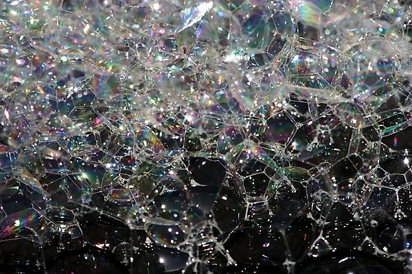 포토 JPG 해외이미지 백그라운드 추상 사람없음 물 파란색 빛 컬러풀 검은색 거품 N 불기 비누 해외202004 해외포토 자연요소 알파벳 컬러 무늬 모션 위생용품 파일형식 이미지허브