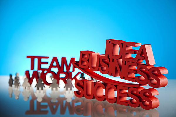 포토 JPG 해외이미지 화살표 비즈니스 성공 협력 아이디어 사람모양 실내 서기 타이포그라피 사람없음 아웃포커스 반사 파란배경 해외202004 해외포토 모양 문자 백그라운드 컨셉 모션 촬영기법 내부 파란색 파일형식 이미지허브