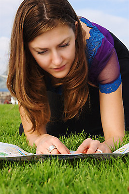 포토 JPG 해외이미지 긴머리 응시 지도 한명 야외 여행객 집중 검색 발견 거짓말 루트 방법 심각 오리엔테이션 해외202004 해외포토 1 헤어스타일 시선 컨셉 사람 파일형식 이미지허브