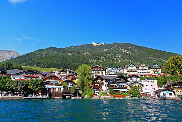 포토 JPG 해외이미지 꽃 유럽 호수 여행 창문 휴가 산 주택 풍경 사람없음 장식 초록색 여름 반사 교회 여행객 평화 마을 맑음 수영 시골 보트 오스트리아 지역 타운 잘츠부르크 해외202004 해외포토 식물 계절 나라 컬러 컨셉 배_교통 종교건축 날씨 사람 건물 수상스포츠 도시 파일형식 이미지허브