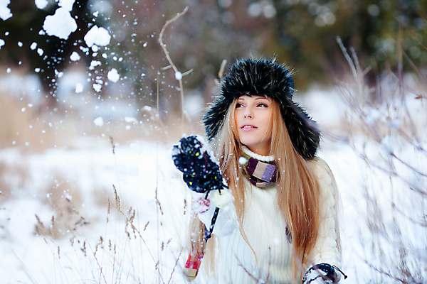 포토 JPG 해외이미지 나무 백인 모델 라이프스타일 계절 여자 행복 얼굴 분홍색 백그라운드 크리스마스 겨울 자연 휴가 한명 미소 사람 성인 야외 10대 파란색 청춘 유행 냉동 기쁨 추위 흰색 숲 긍정 해외202004 해외포토 서양인 식물 1 기념일 감정 컬러 컨셉 청소년 표정 생활 신체부위 생태계 파일형식 이미지허브