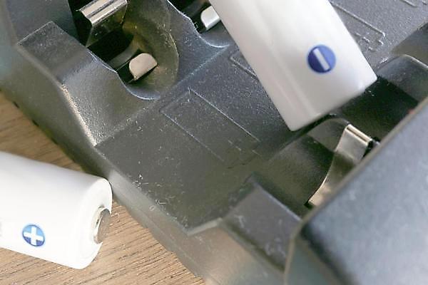 포토 JPG 해외이미지 사람없음 전자제품 금속 힘 재활용 장비 에너지 오브젝트 세대 충전 베터리 요금 전압 충전기 공급 해외202004 해외포토 재질 기계 친환경 파일형식 이미지허브