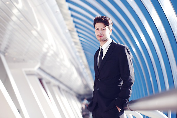 포토 JPG 해외이미지 1 학생 남자 비즈니스 노동자 실내 한명 정장 성인 내부 사무실 비즈니스맨 복도 해외202004 해외포토 직업 옷 사람 직장인 파일형식 이미지허브