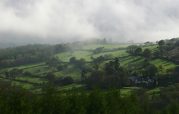 포토 JPG 해외이미지 나무 구름 공원 밭 농업 날씨 영국 잉글랜드 주택 그림자 사람없음 건물 초록색 파란색 울타리 태양 농장 회색 안개 소용돌이 업무 작업 소 담요 언덕 전나무 노출 다트무어 밭일 왕국 전국 해외202004 해외포토 자연요소 식물 건축물 공공시설 유럽 산업 컬러 포유류 담장 회오리 파일형식 이미지허브