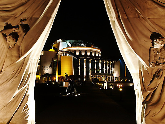 포토 JPG 해외이미지 유럽 문화 조각 건축양식 주택 프레임 미술 사람없음 건물 빛 조각상 노란색 어둠 공연 무대 바위 도시 커튼 야간 큼 극장 시설 대리석 헝가리 부다페스트 오페라 전국 철강 해외202004 해외포토 자연요소 건축물 건축 나라 컬러 재료 문화예술 이벤트 조형물 돌_바위 크기 동유럽 파일형식 이미지허브