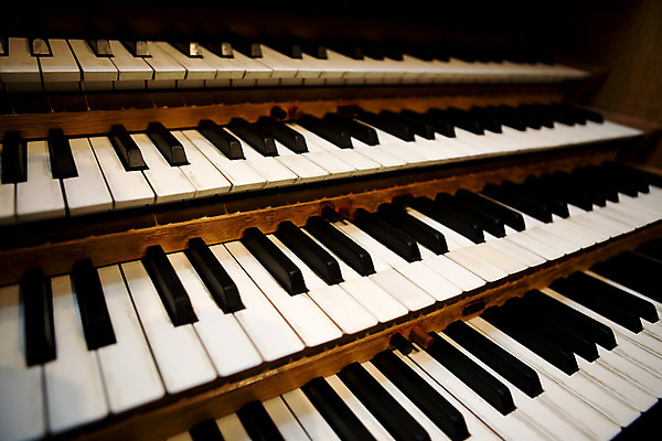 포토 JPG 해외이미지 전통 음악 열쇠 사람없음 목재 교회 검은색 골동품 흰색 키보드 피아노 오르간 클래식 층 단계 고딕 베이스 옛날 조작 해외202004 해외포토 나무 컬러 컨셉 재료 종교건축 현악기 문화예술 건물 건반악기 파일형식 이미지허브