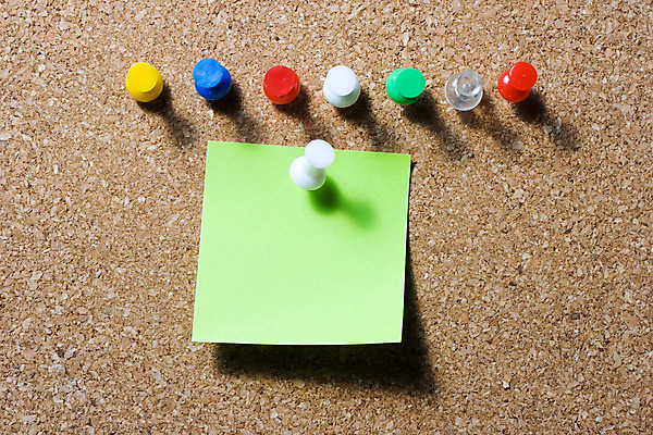 포토 JPG 해외이미지 종이 백그라운드 사람없음 빨간색 초록색 파란색 사무실 노란색 메시지 압정 어려움 조언 해외202004 해외포토 컬러 비즈니스 사무용품 파일형식 이미지허브