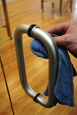 포토 JPG 해외이미지 가사 창문 유리 표면 손잡이 사람없음 목재 빛 상점 젖음 업무 오픈 씻기 상품 종업원 직원 서비스 먼지 분무기 걸레 닦기 세탁기 소매 해외202004 해외포토 나무 직업 재료 모션 재질 청결 가전제품 작업 청소도구 파일형식 이미지허브