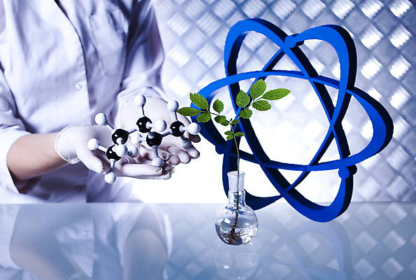 포토 JPG 해외이미지 식물 여자 실내 실험 한명 들기 성인 앞모습 액체 화학 실험실 플라스크 비커 화학실험 분자구조모형 성인여자한명만 해외202004 해외포토 1 뷰포인트 과학 모션 실험기구 사람 내부 모형 분자구조 여자한명만 성인여자만 파일형식 이미지허브