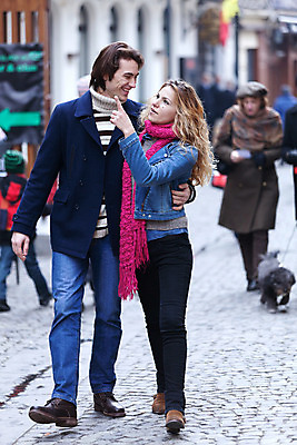 포토 JPG 해외이미지 백인 라이프스타일 커플 응시 여자 남자 행복 2 관계 포옹 거리 함께함 발렌타인데이 사랑 미소 사람 성인 야외 두명 믿음 기쁨 가리킴 도시 쌍 날짜 우아함 긍정 정확 해외202004 해외포토 서양인 시선 감정 컨셉 안기 데이이벤트 표정 손짓 생활 파일형식 이미지허브