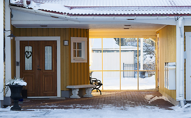 포토 JPG 해외이미지 겨울 벤치 창문 유리 지붕 주택 사람없음 건물 노란색 추위 해외202004 해외포토 건축물 계절 컬러 의자 재질 파일형식 이미지허브