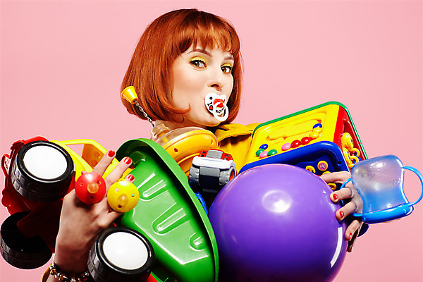 포토 JPG 해외이미지 백인 모델 라이프스타일 드레스 여자 감정 유럽 얼굴 분홍색 공 엄마 한명 사람 성인 빨간색 파란색 장난감 노란색 유행 흰색 표현 노리개젖꼭지 주부 빨간머리 스타일 해외202004 해외포토 서양인 1 헤어스타일 옷 나라 컬러 가족 생활 신체부위 아기용품 파일형식 이미지허브