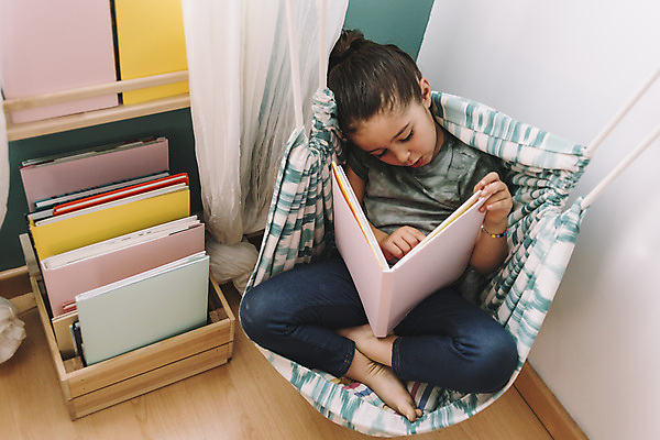 포토 JPG 해외이미지 백인 1 여자 교육 행복 어린이 학교 휴식 주택 실내 이야기 한명 앉기 책 스터디 유치원 흰색 달콤 도서관 작음 스마트 읽기 문학 걸음마 지능 초보 해외202004 해외포토 서양인 감정 컬러 컨셉 모션 사람 내부 건물 학습 맛 크기 파일형식 이미지허브
