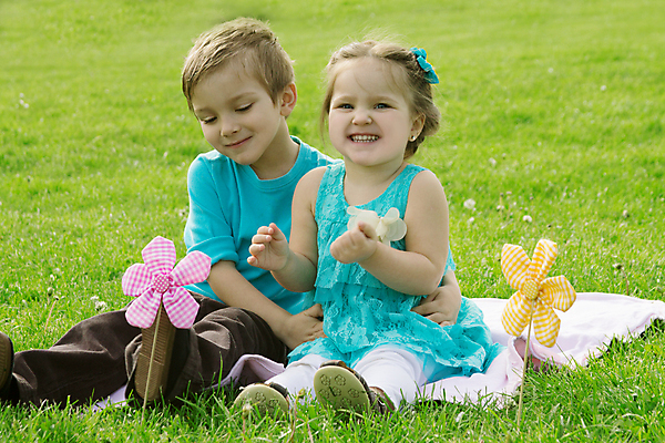 포토 JPG 해외이미지 식물 손 커플 공원 여자 남자 꽃 행복 얼굴 어린이 밭 가족 포옹 자연 놀이 휴가 건강 선물 사랑 미소 사람 소년 야외 두명 초록색 여름 태양 노란색 정원 봄 우정 만족 장면 언니 남동생 해외202004 해외포토 자연요소 계절 공공시설 감정 컬러 농업 관계 안기 표정 신체부위 친구 생태계 자매 동생 파일형식 이미지허브