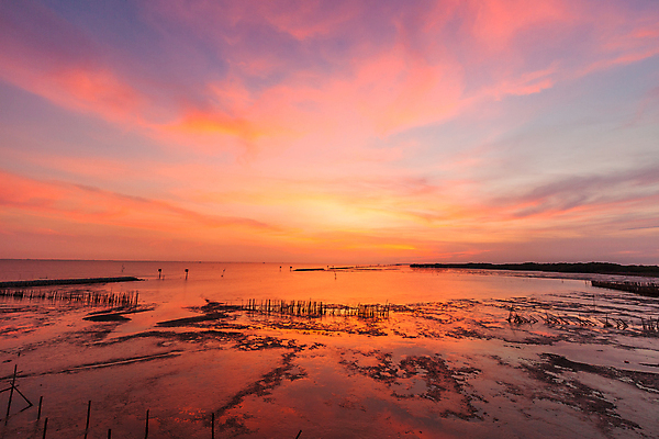 포토 JPG 해외이미지 구름 물결 파도 바다 여행 오렌지 자연 하늘 날씨 휴가 풍경 사람없음 가로 물 여름 파란색 빛 컬러풀 햇빛 태양 노란색 평화 우주 황혼 일몰 새벽 광선 만 저녁 그림 태평양 강렬 해외202004 해외포토 자연요소 계절 컬러 컨셉 과일 노을 야간 생태계 파일형식 이미지허브
