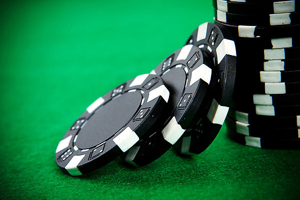 포토 JPG 해외이미지 백그라운드 놀이 탁자 사람없음 초록색 쌓기 검은색 게임 흰색 마음 우승 원형 도박 위험 삽 카지노 기회 포커 잭 곤봉 해외202004 해외포토 도형 스포츠용품 컬러 가구 컨셉 모션 최고 트럼프 파일형식 이미지허브